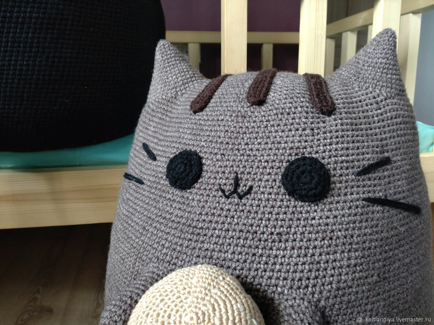 Вязаный кот на диван