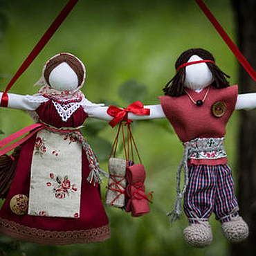 Молодоженам в Голышманово дарят традиционных кукол