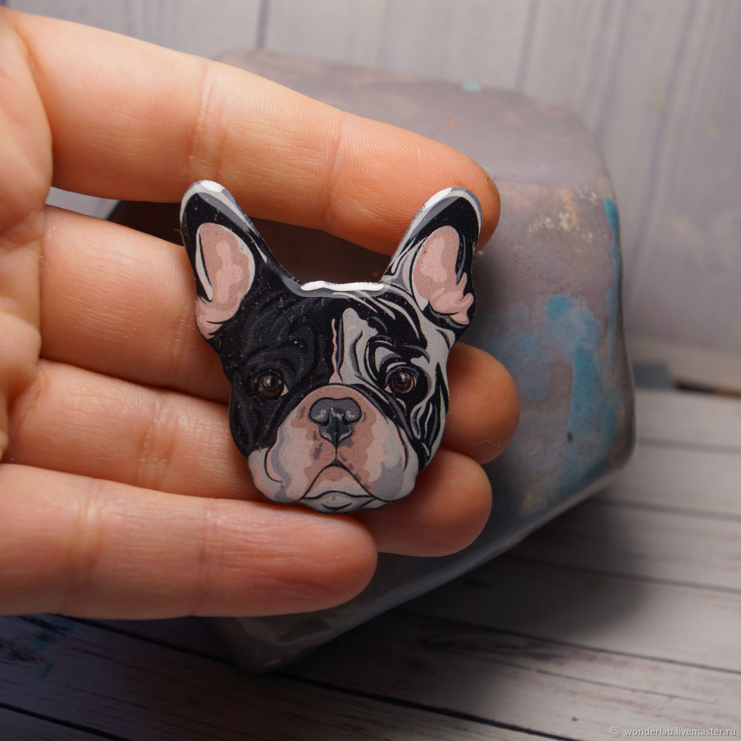 значок «французский бульдог». брошь вышитая бисером собачки. брошь бульдог. брошь из бисера французский бульдог. брошка французский бульдог.