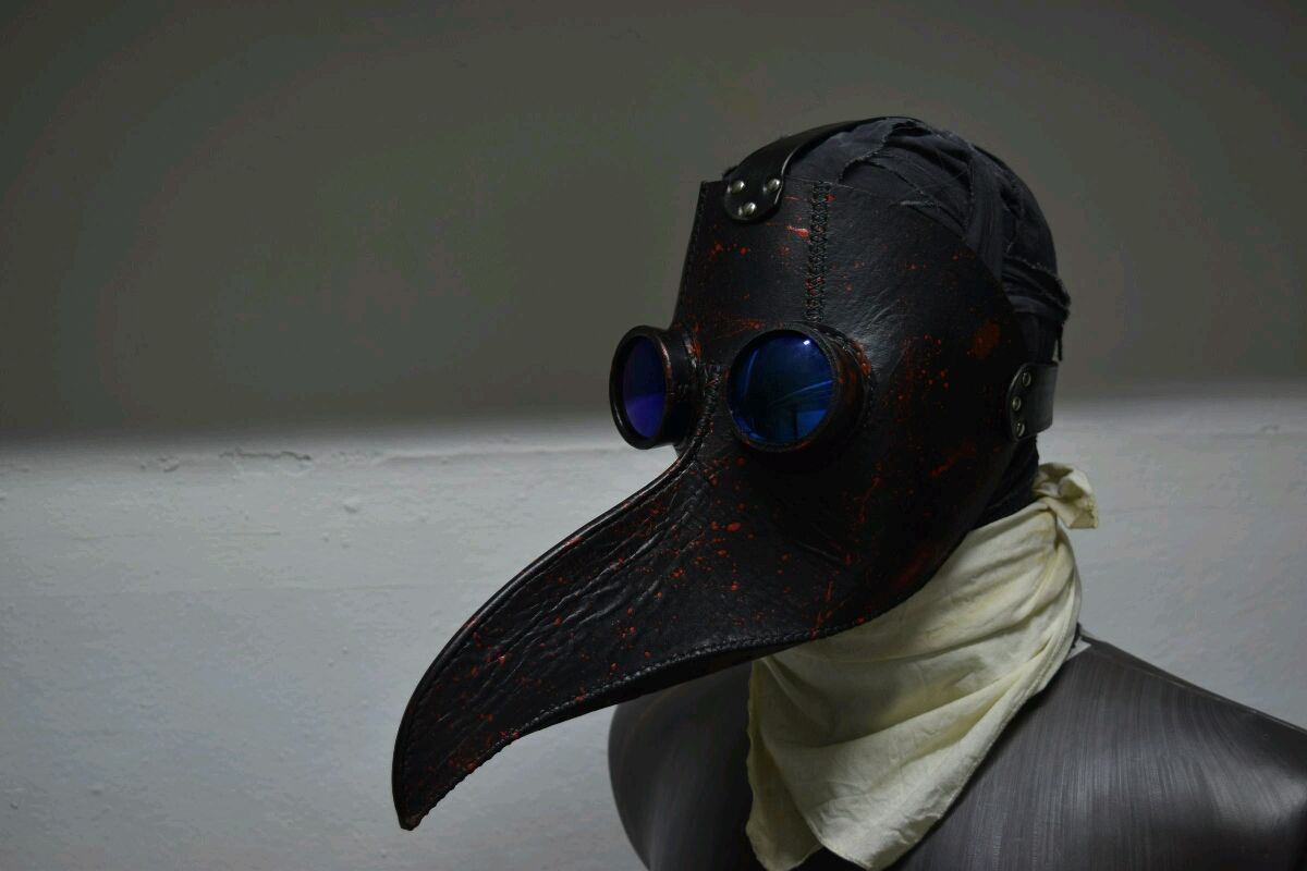 Купить чумную маску. Чумной доктор маска. DAYZ маска чумного доктора. Шлем Чумной доктор. Черная маска чумного доктора.