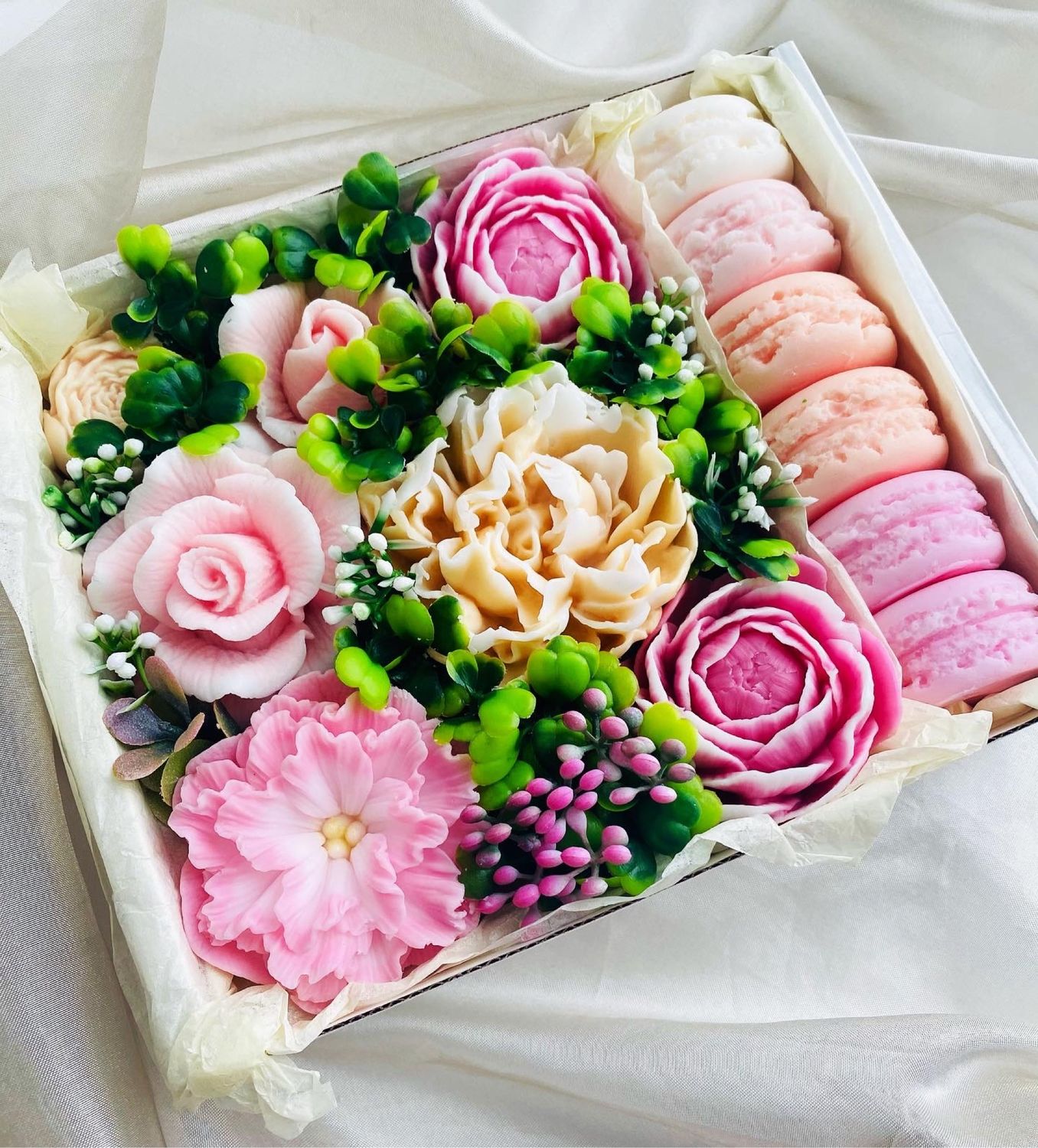 Коробочки и ящики с цветами и сладостями