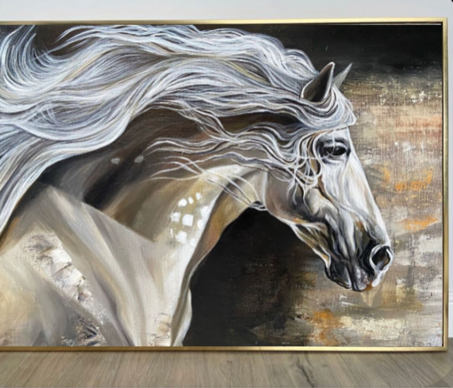 На сером коне. Картина лошади. Картины с лошадьми в интерьере. Интерьерная картина лошадь. Лошадь живопись с длинной гривой.