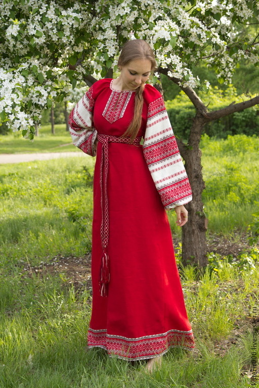 рыжая девушка в платке.