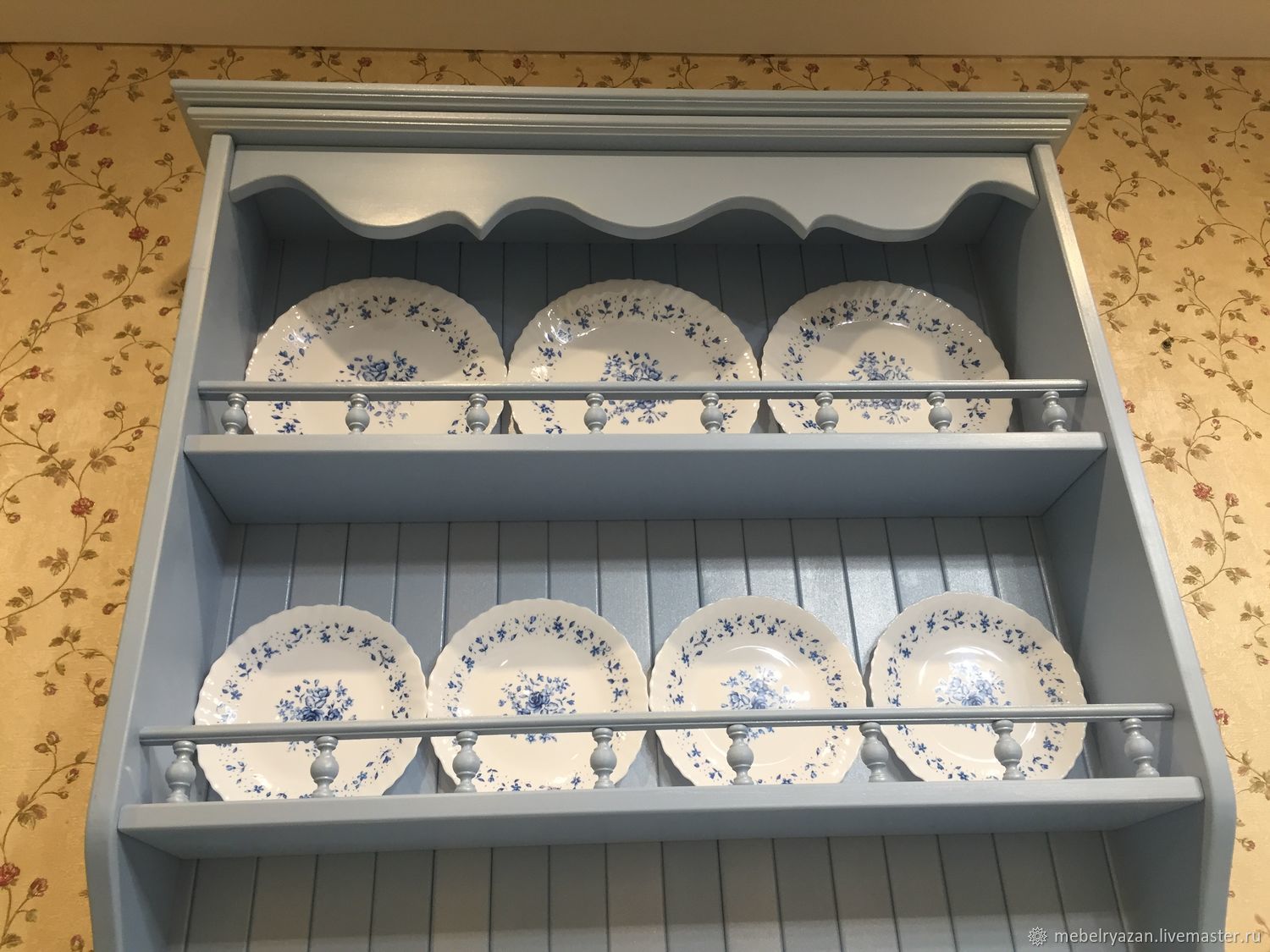 шкаф для декоративных тарелок