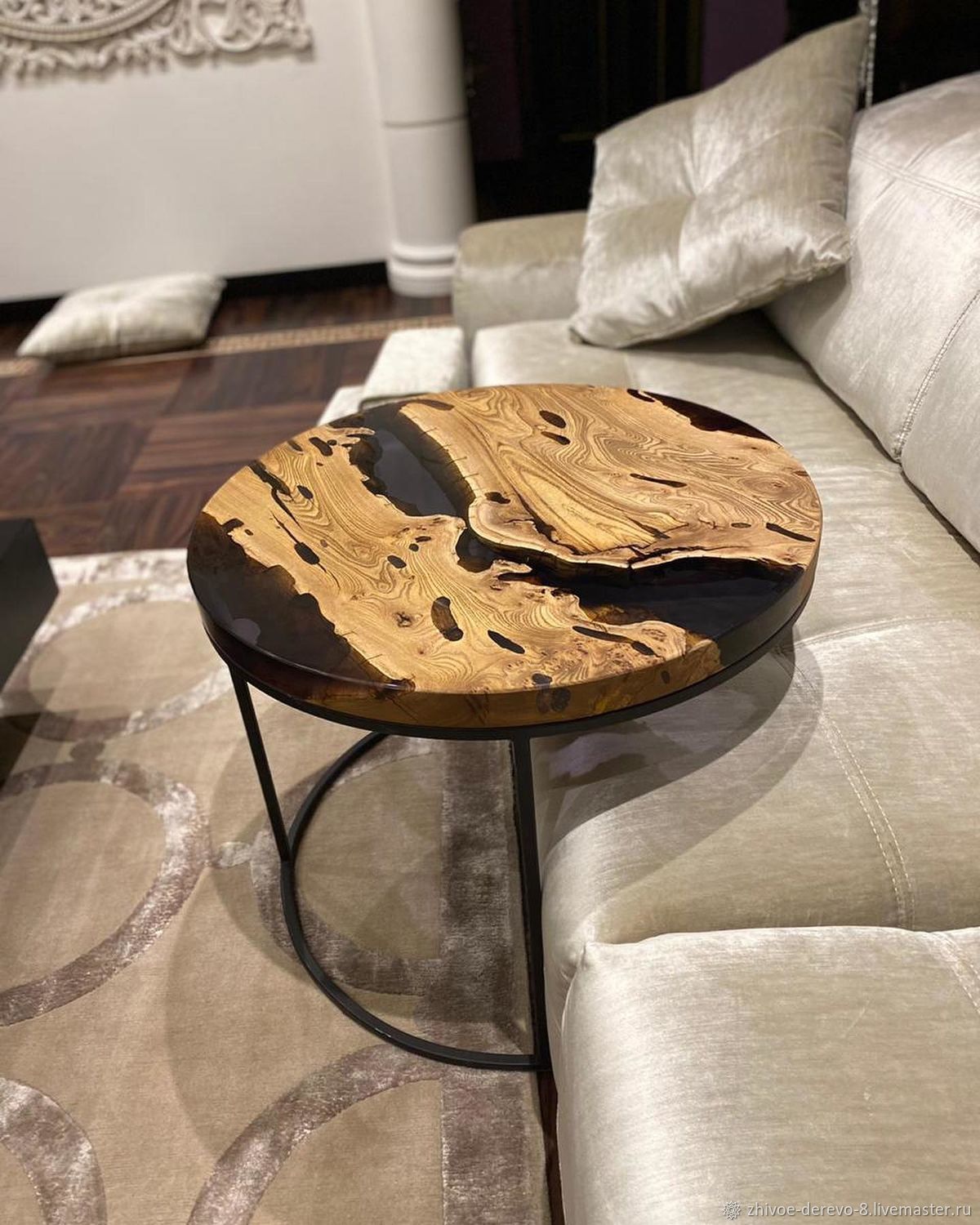 Прикроватный столик из дерева без покрытия