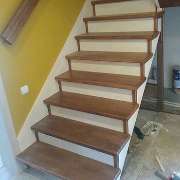 Как правильно и чем покрасить деревянную лестницу, не меняя цвета?
