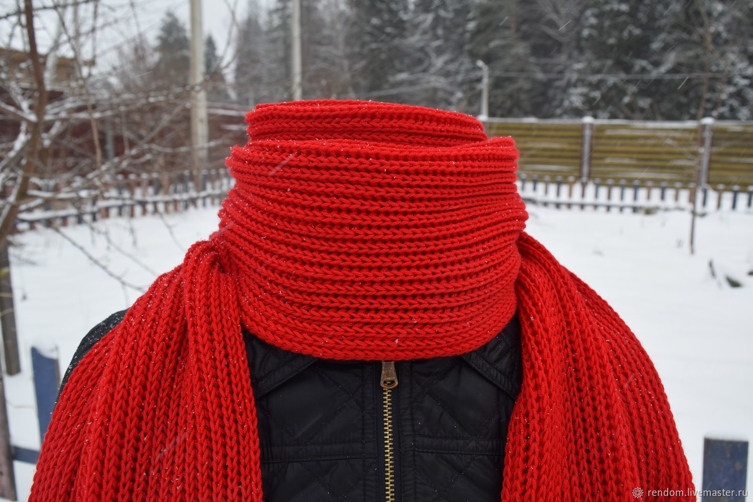 С красным шарфом род. Шарф. Красный вязаный шарф. Красный шарф мужской. Красный вязаный шарф мужской.