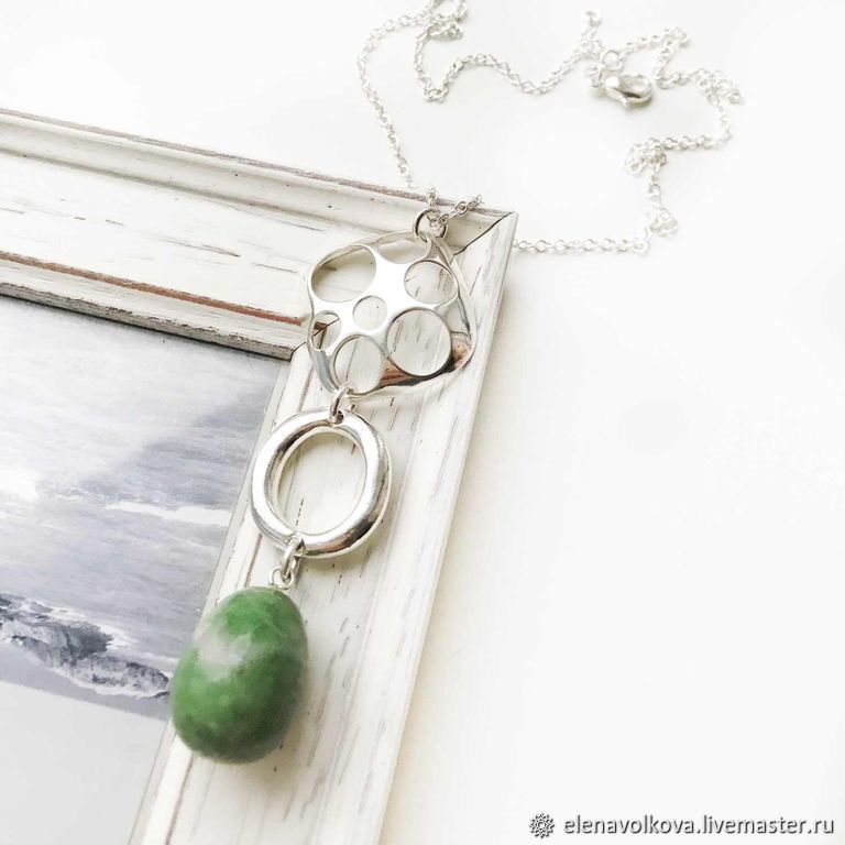 The pendant is a green agate stone on a sterling silver chain with stylish pendant greens, Necklace, Yaroslavl,  Фото №1