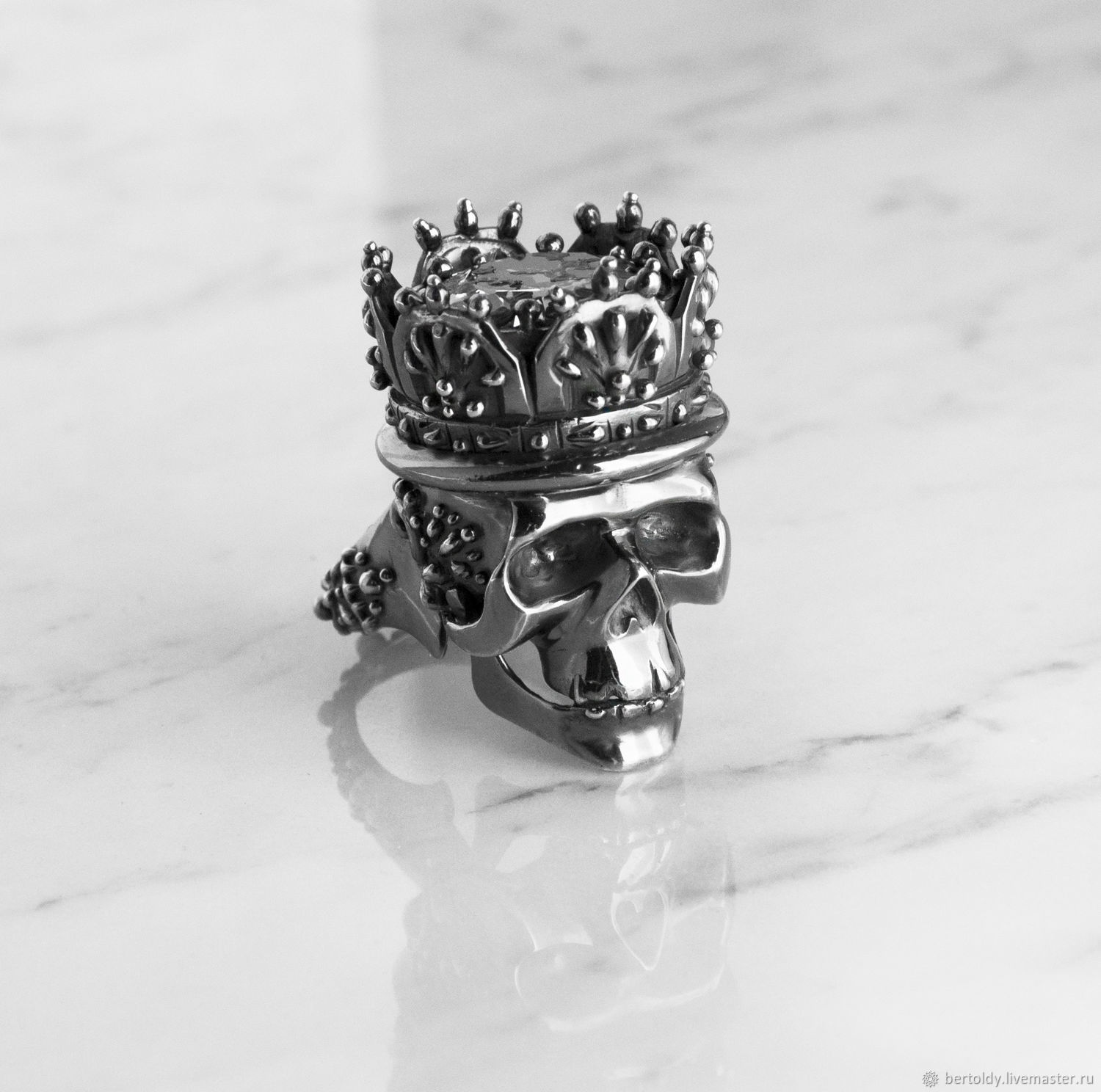 Мужское кольцо с короной