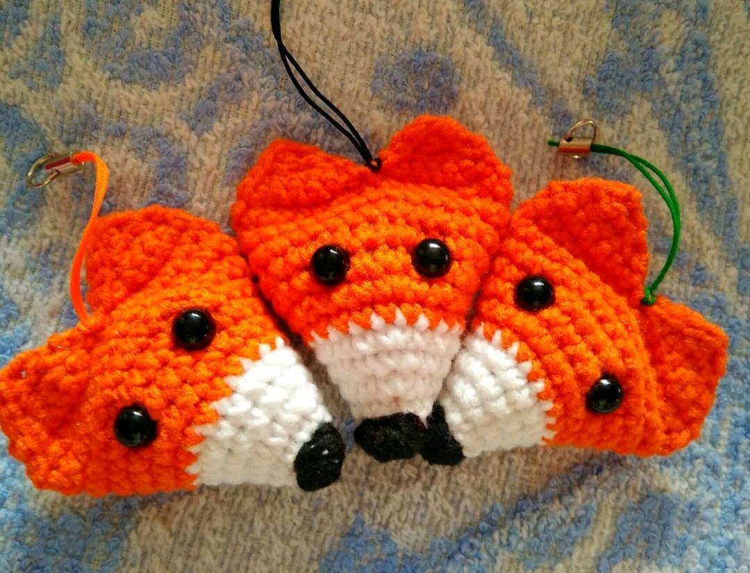 Вязаный брелок лисичка. Брелок лисенок вязаный. Брелок лисичка амигуруми. Брелок лисичка крючком. Брелок лисичка амигуруми крючком схемы.