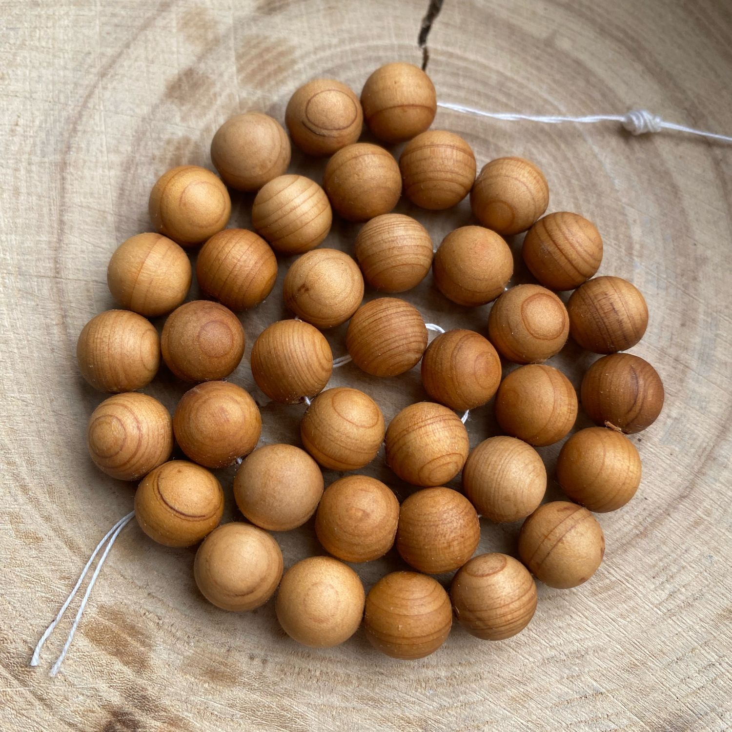 Деревянные бусины из туи светлые 10 мм купить в интернет-магазине ...
