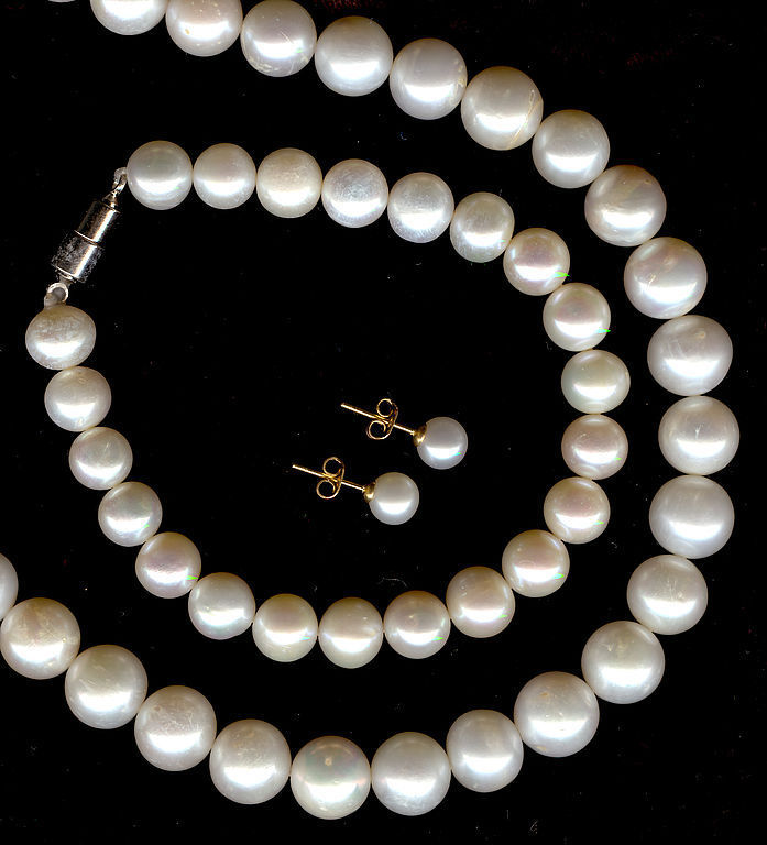jewelry set made of pearls natural

