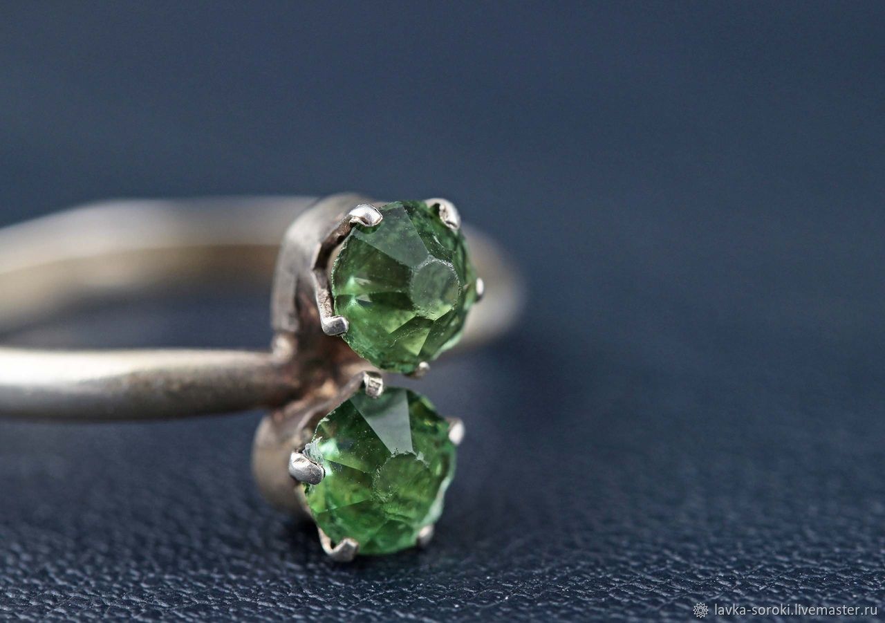 Зеленый камень в кольце