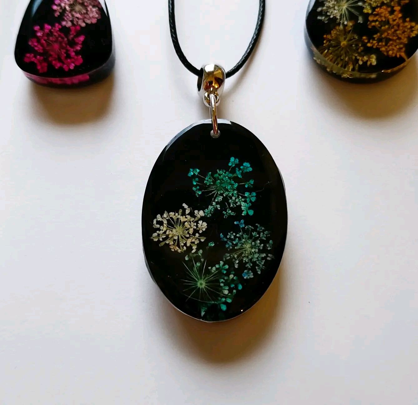 Кулоны из эпоксидной смолы и сухоцветов на шнурке в интернет-магазине ...