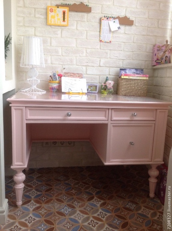 Elegant, simple and functional Desk. Provides a childlike charm to the bedroom and the nursery.