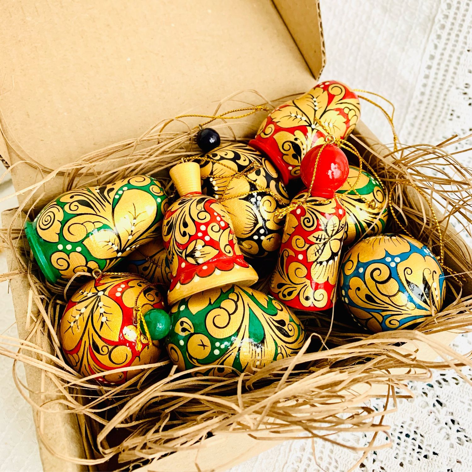Елочные игрушки в русском стиле. Хохломские деревянные игрушки елочные. Деревянные елочные хохломские игрушки купить.