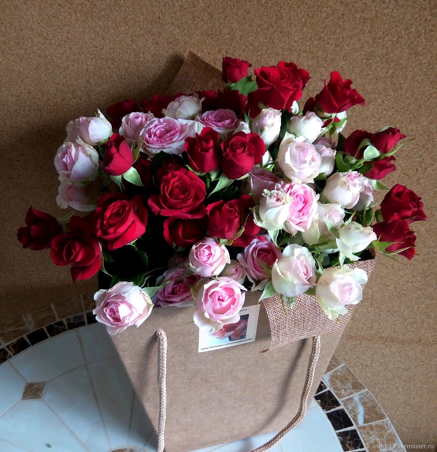 Монобукет Кустовая роза ассорти, в крафт сумке, коробке с ручками