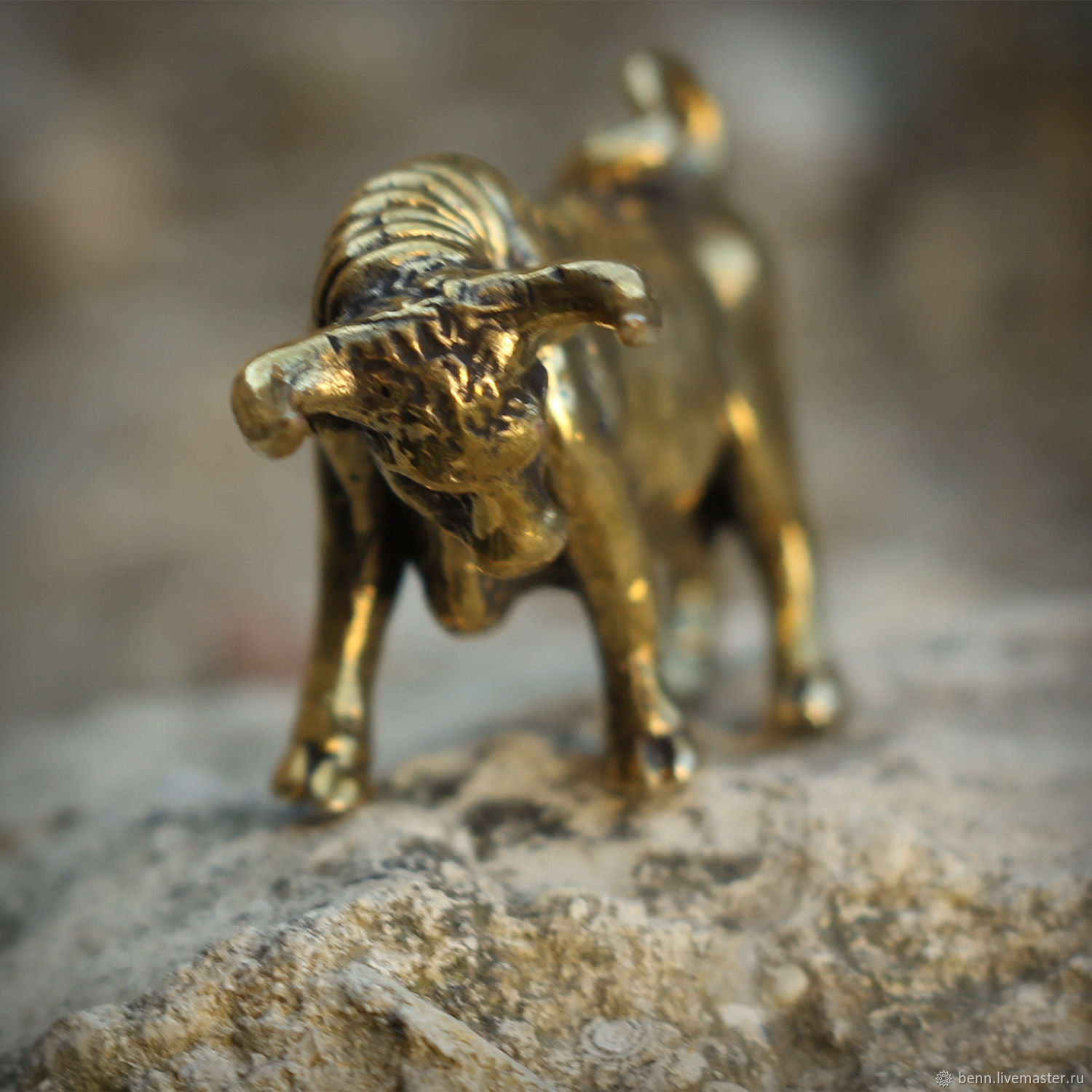 Подарок тельцам. Статуэтка бык бронзовый миниатюрный валберис. Литьё скифов бронза бык. Статуэтка бык бронза. Бронзовая фигурка быка.