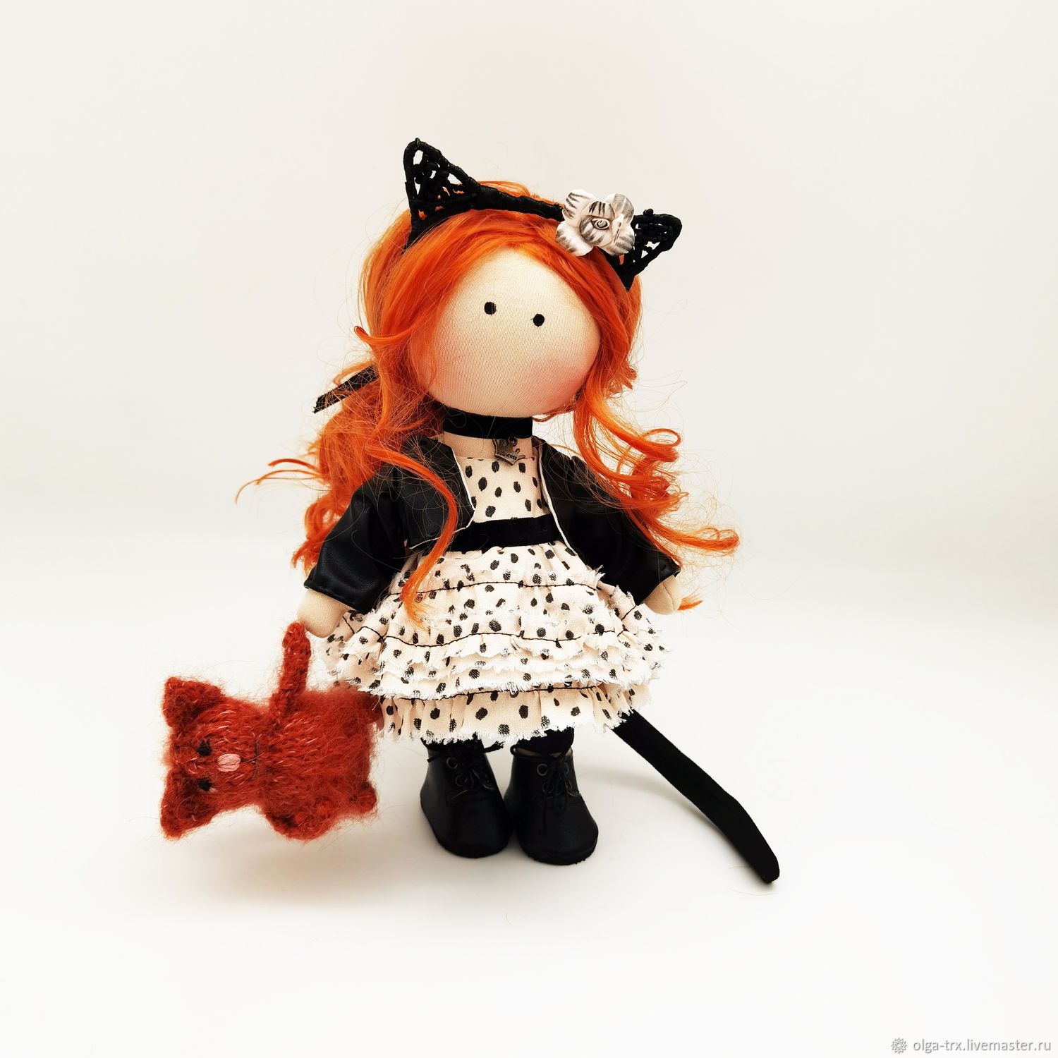 Кукла с рыжими волосами и рыжим париком | Премиум Фото