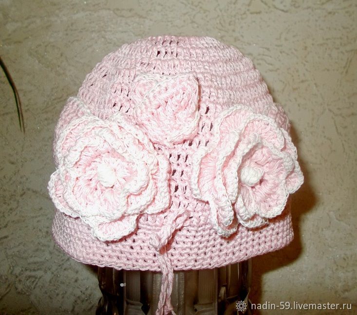 Шапка розочка. Леомакс шапка с розочками. Вязаные цветочки на летнюю шапочку. Шапочка розы. Шапочка роза.