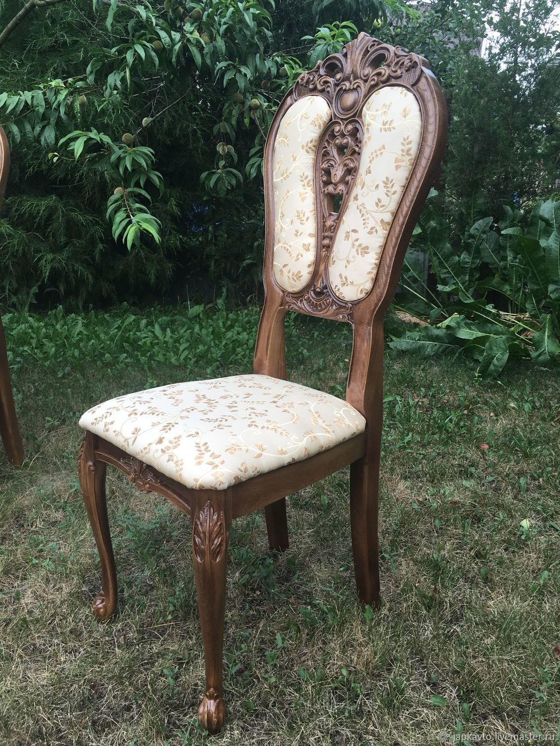 Резные стулья