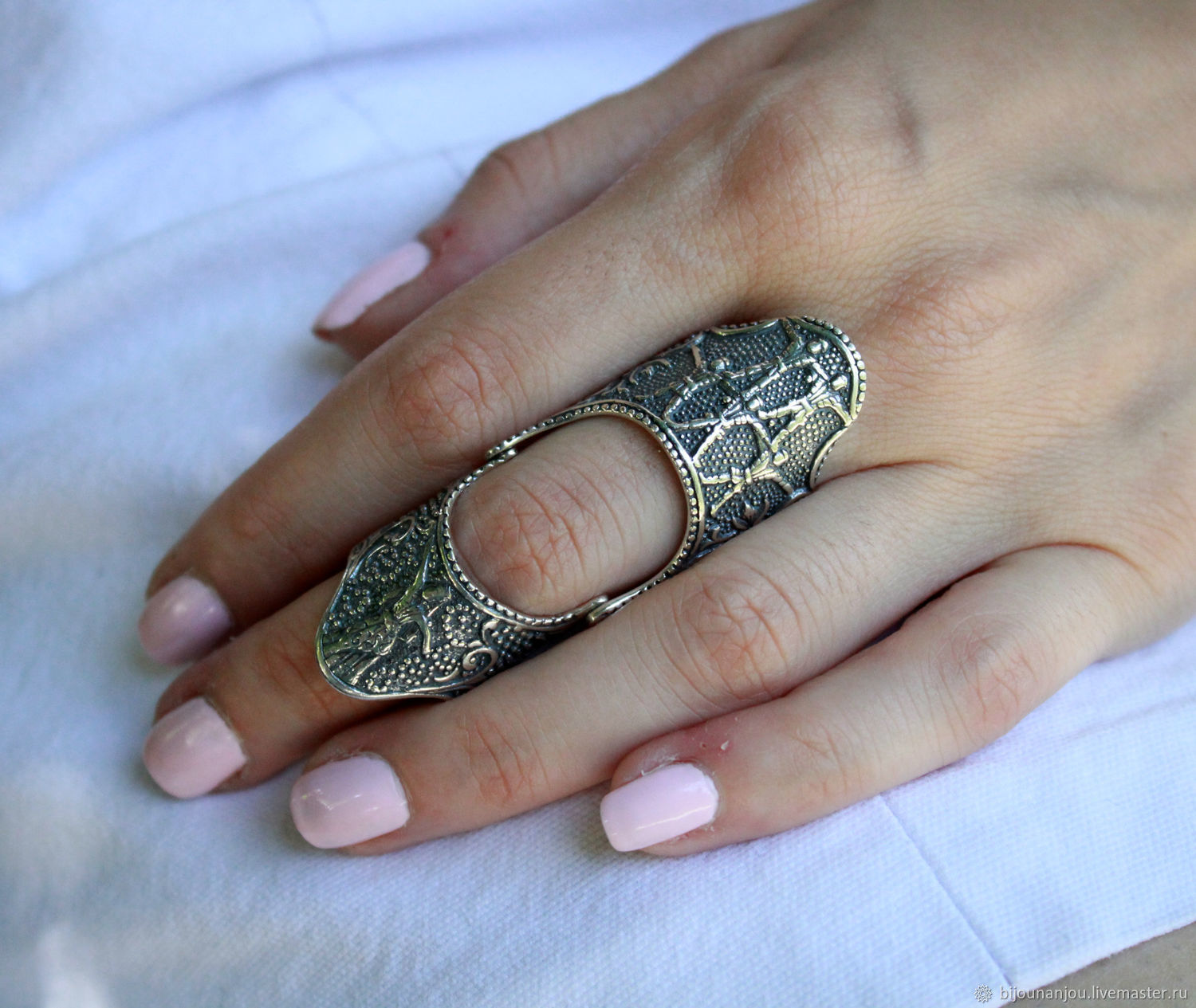 Кольцо из серебра на пальце
