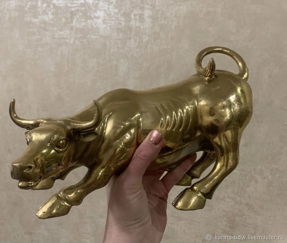Медный бык купить 1488. Бык с Уолл стрит статуэтка. Фигурка "золотой бык" 4994506. Андрис золотой бык.