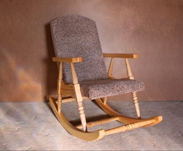 Авито нижний кресло. Кресло качалка из массива дерева. Кресла качалки дерево массив. Кресло качалка из дерева массивные. Эксклюзивные кресла качалки из дерева.