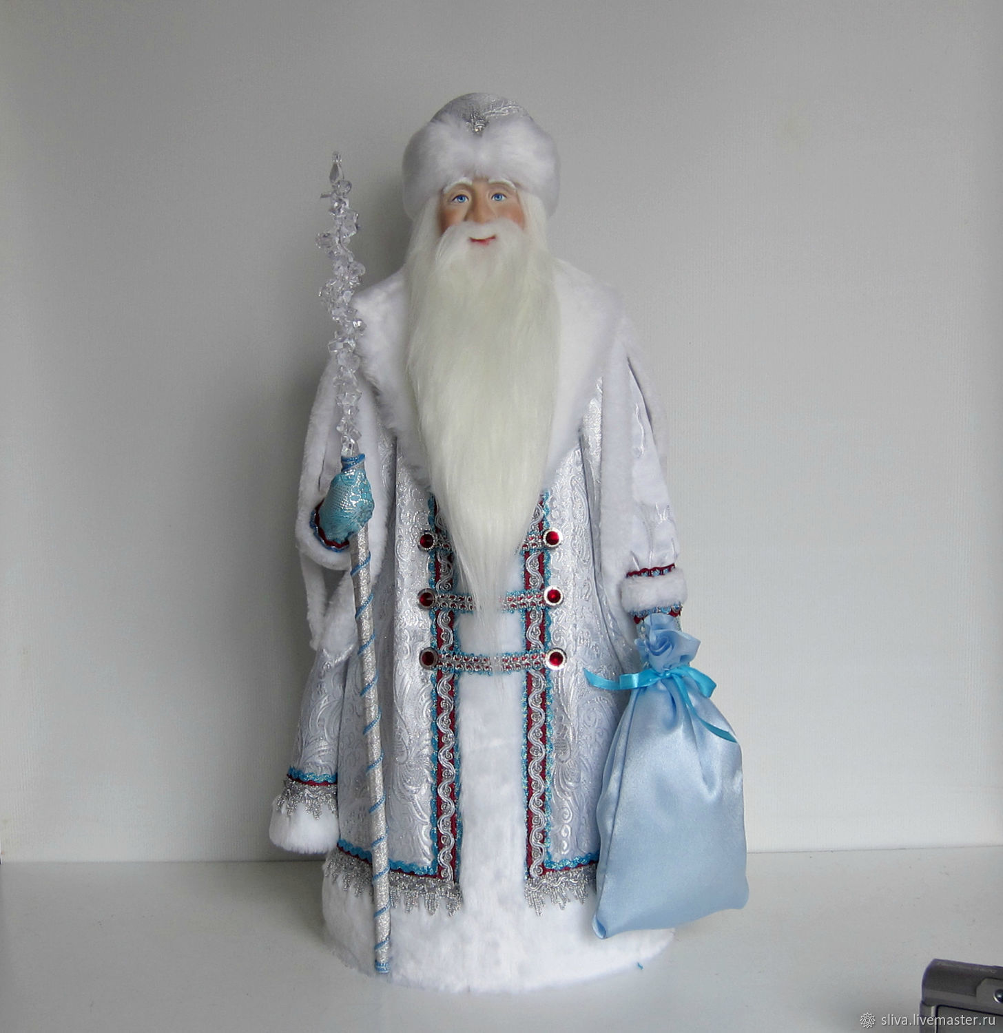шубка для деда мороза игрушка. куклы деда мороза и снегурочки. куклы деда мороза и снегурочки. снегурочка под ёлку. кукла дед мороз своими руками.