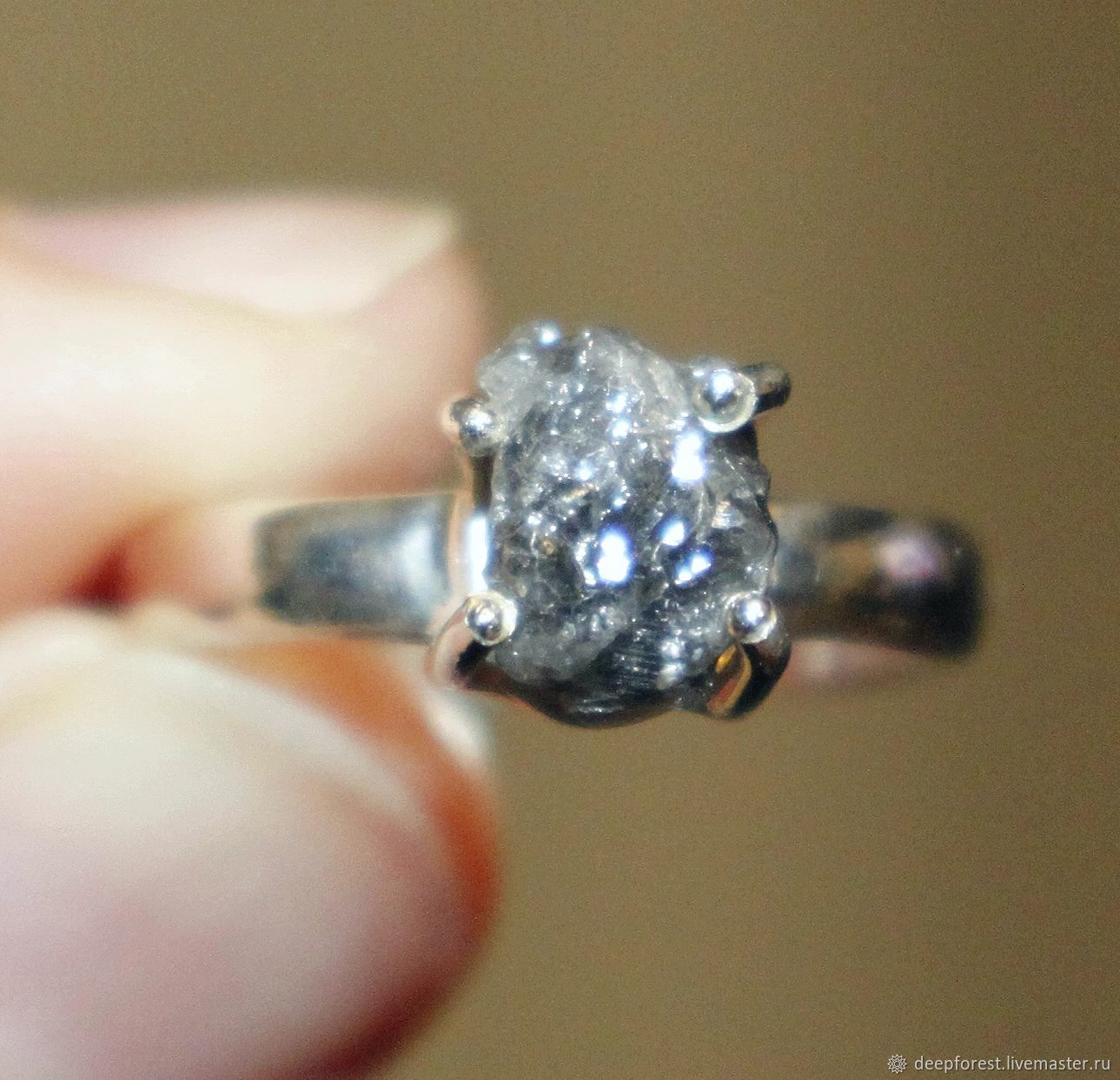Дикость неограненные алмазы. Кольцо с необработанным алмазом. Кольцо 925 с необработанным алмазом. Кольцо с неограненным алмазом. Кольцо с необработанным алмазом купить.