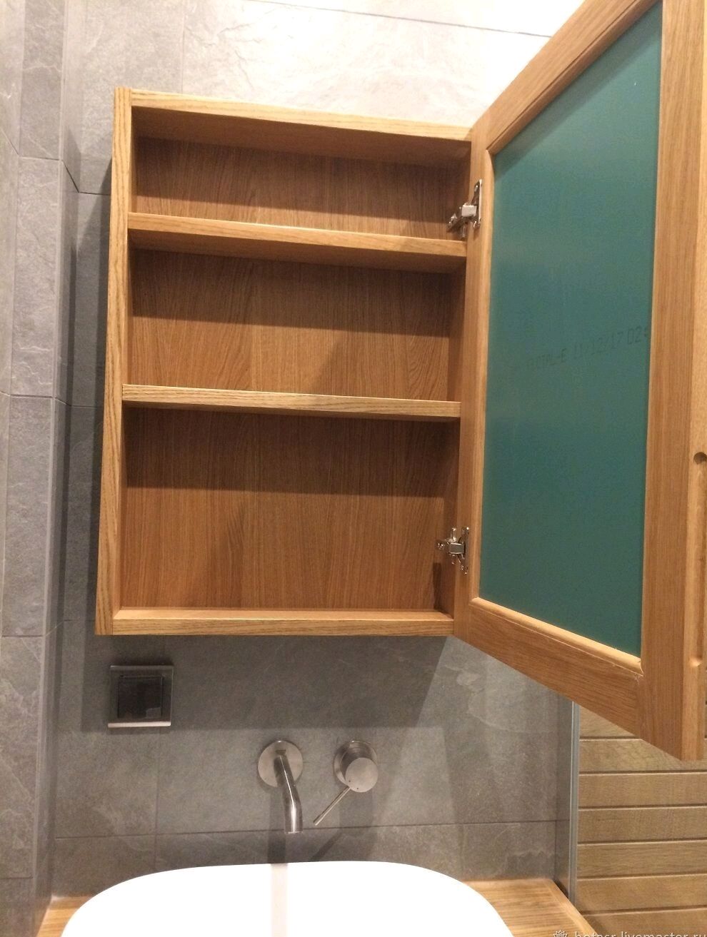 Деревянный шкаф в ванную