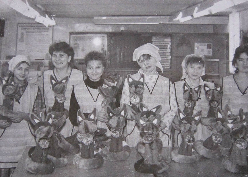 Шили лисят - символов Зимней спартакиады 1989