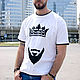Крутая белая футболка Борода и корона, рэп футболка с лампасами. Футболки и майки мужские. Лариса дизайнерская одежда и подарки (EnigmaStyle). Интернет-магазин Ярмарка Мастеров.  Фото №2