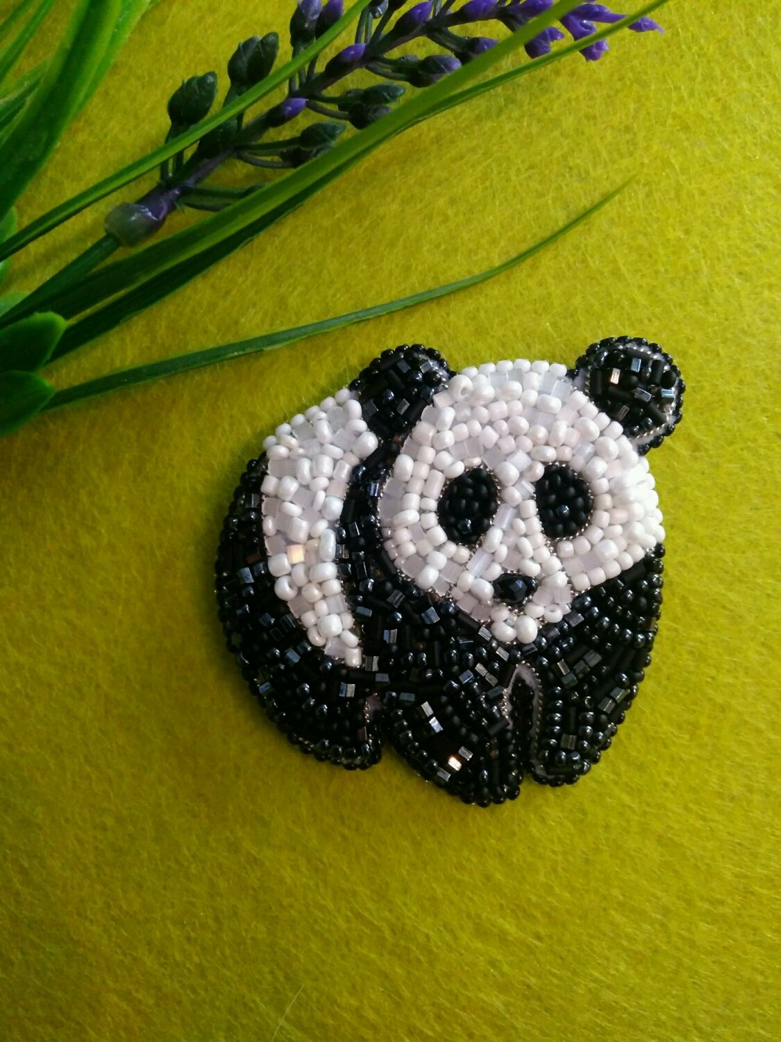 Брошь из бисера панда