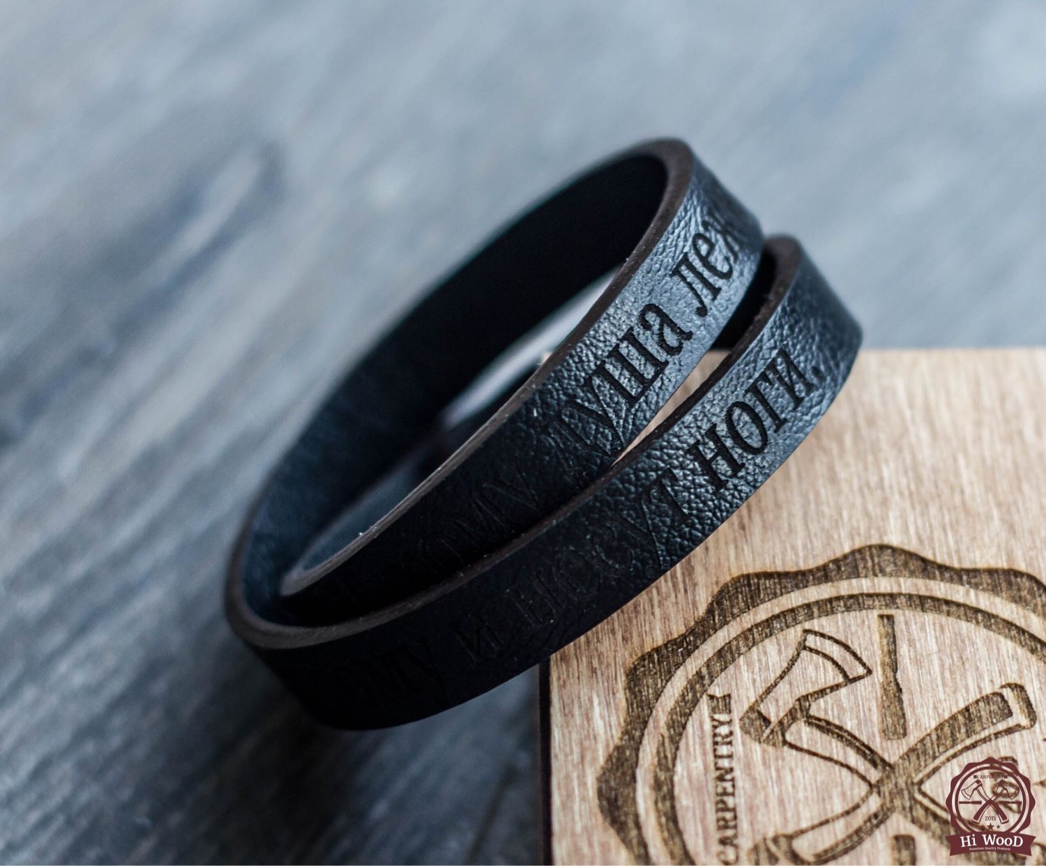 браслет мужской 687 vittorio s. каучуковый браслет с гравировкой. браслет s. гравировка на кожаном браслете. кожаный браслет ''всецарица'' ювелия 15.