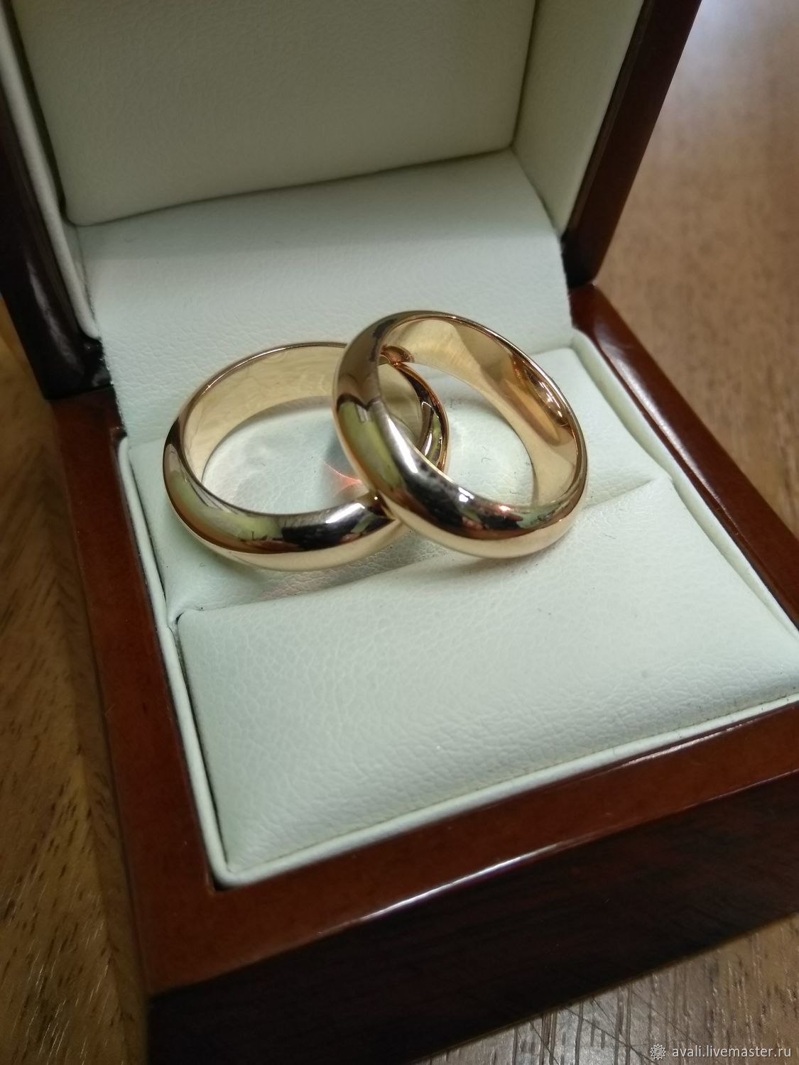 Свадебные кольца в коробке