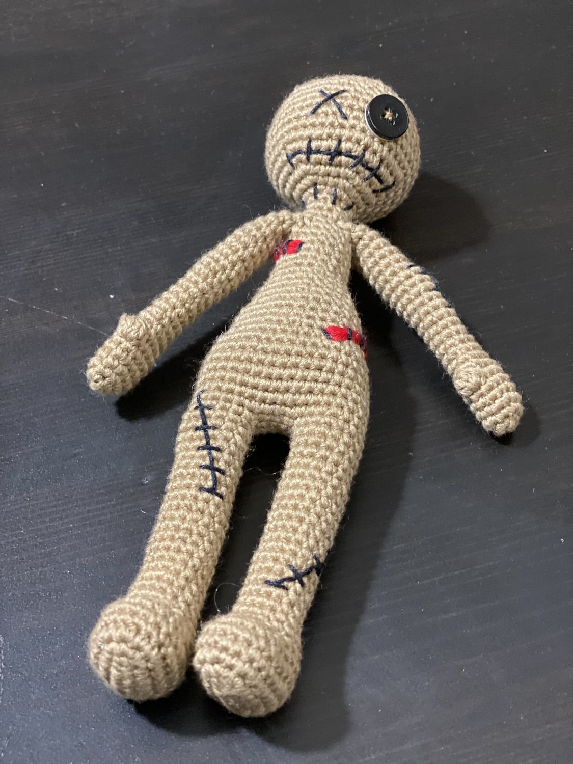 Нашли куклу вуду. Кукла вуду крючком. Как сделать куклу вуду из бумаги. Как сделать куклу вуду из пластилина. Кукла вуду схема вязания крючком.