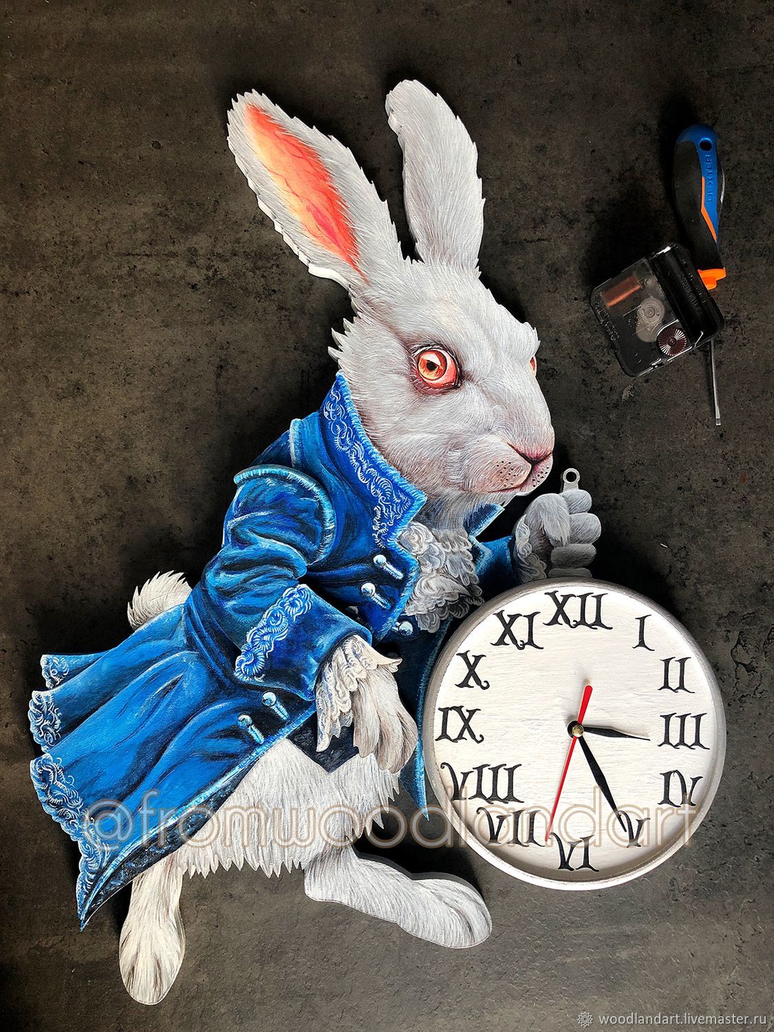 День мартовского зайца. Кролик Алиса в стране чудес. Белый кролик из Алисы в стране чудес. Белый кролик из сказки Алиса в стране чудес. Алиса в стране чудес Мартовский заяц.