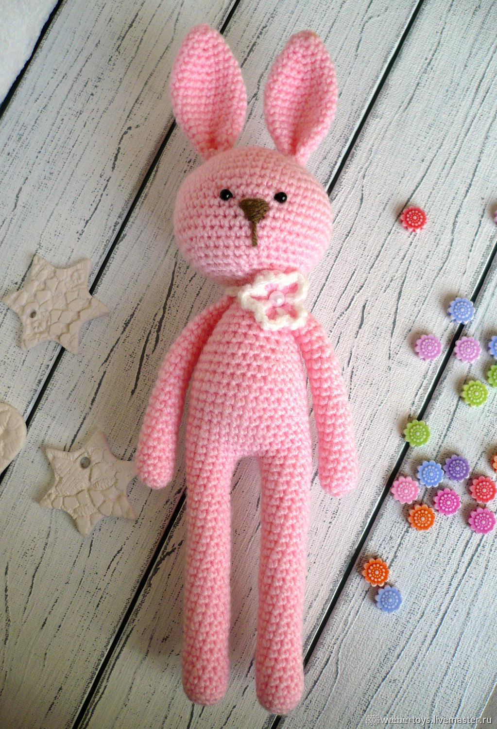 Связать длинные уши зайцу. Вязаные игрушки. Розовые вязаные игрушки. Вязаный заяц. Вязаная игрушка заяц.