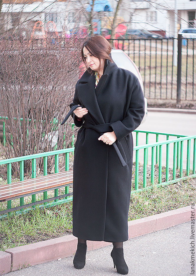 Пальто с черным поясом