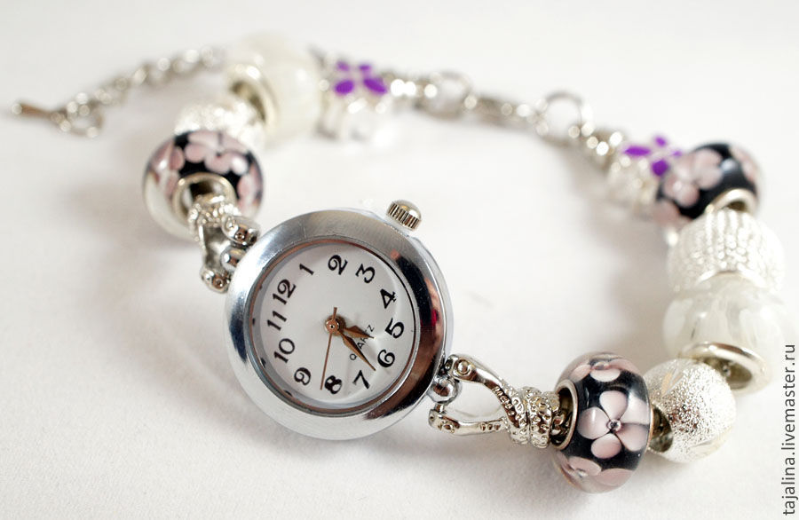Часы браслеты пандора. Часы с браслетом Пандора. Часы pandora женские 8144. Часы с шармами Пандора. Шарм будильник pandora.