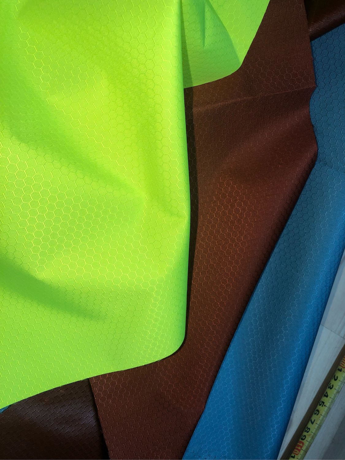 плащевая ткань брендовая. плащёвка ткань. спортивный костюм плащевка. ткань плащевка непромокаемая. ткань плащевая дюспо.