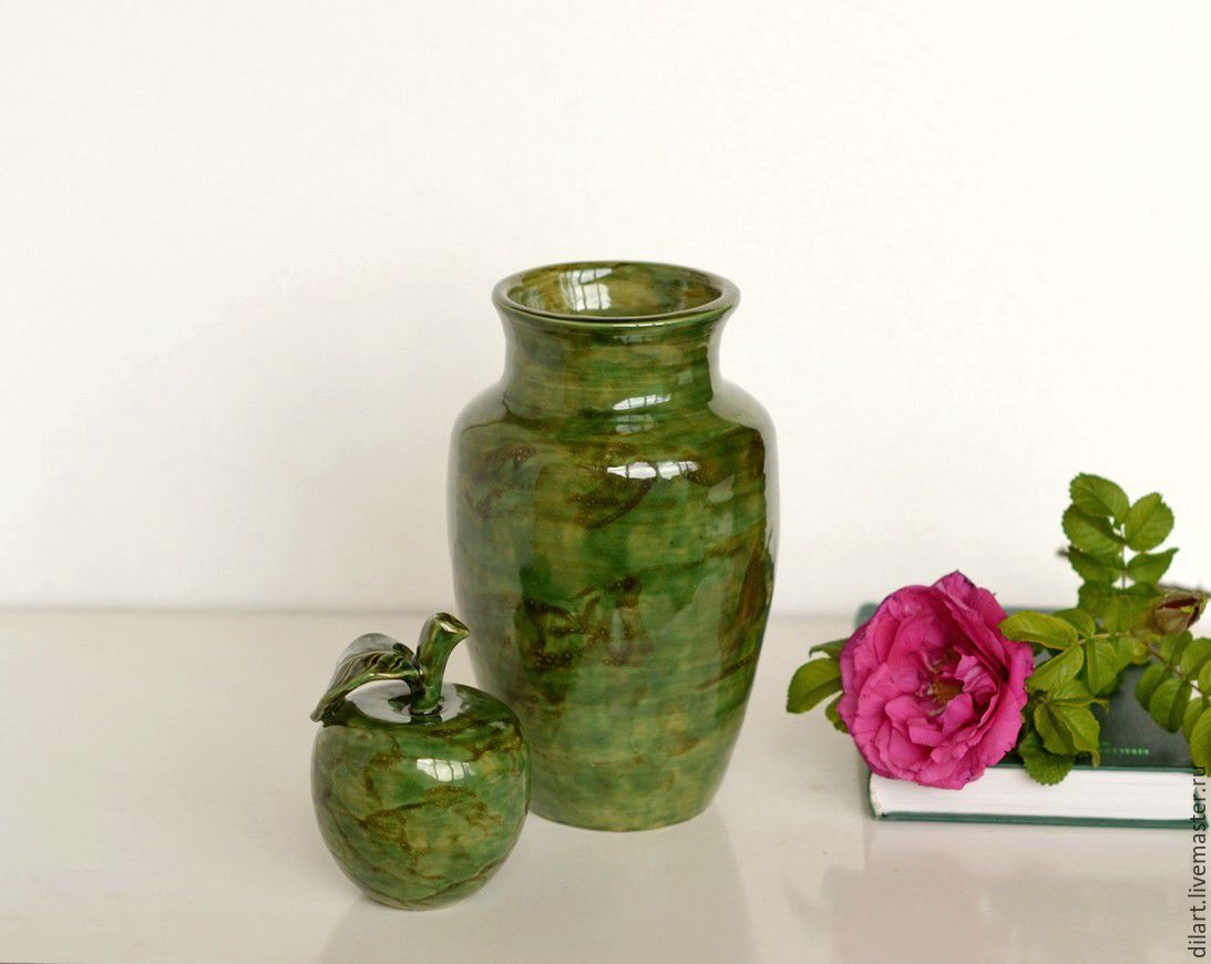 Керамическая ваза и яблоко Нефритовый сад
