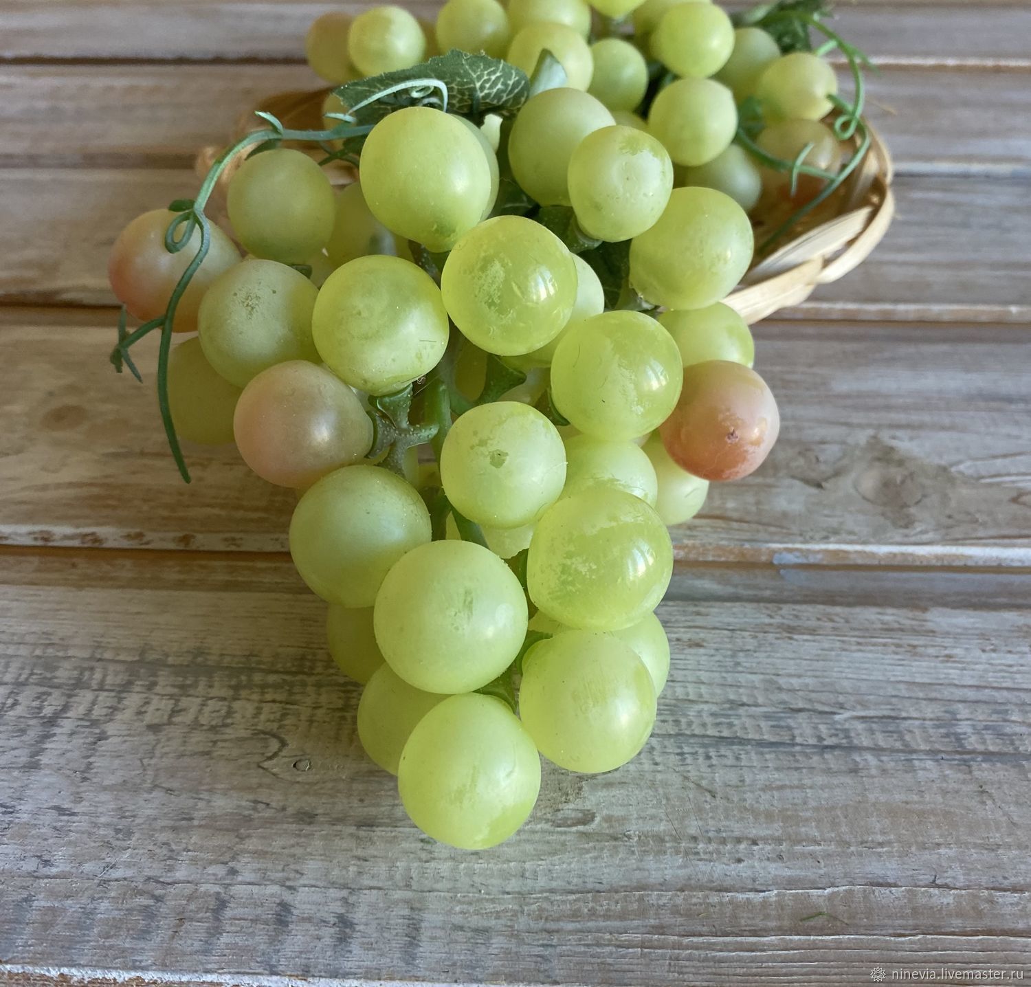 Искусственный виноград для интерьера с веточками