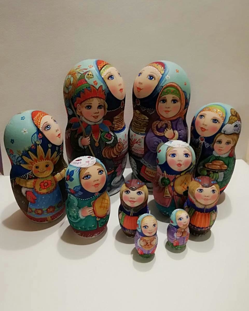 Иногда расписывают по две,три подобных матреш