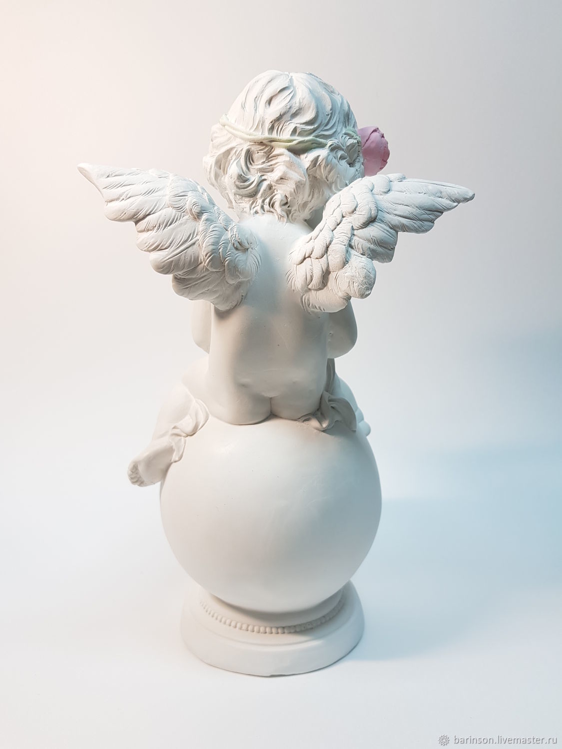 Необычный образ ангела, легко парящего на шаре, заставляет задуматься о вечности и мистическом