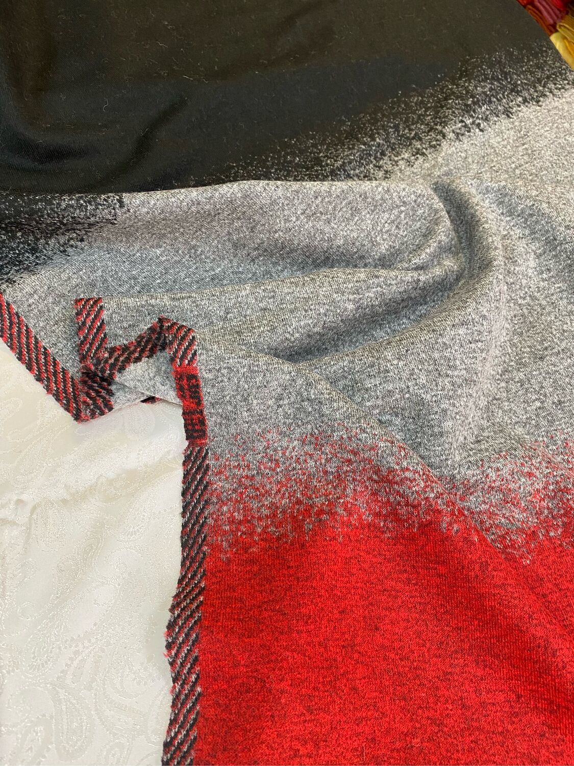 Трикотаж на кардиган с градиентом. Черно-серо-бордовый купить в ...