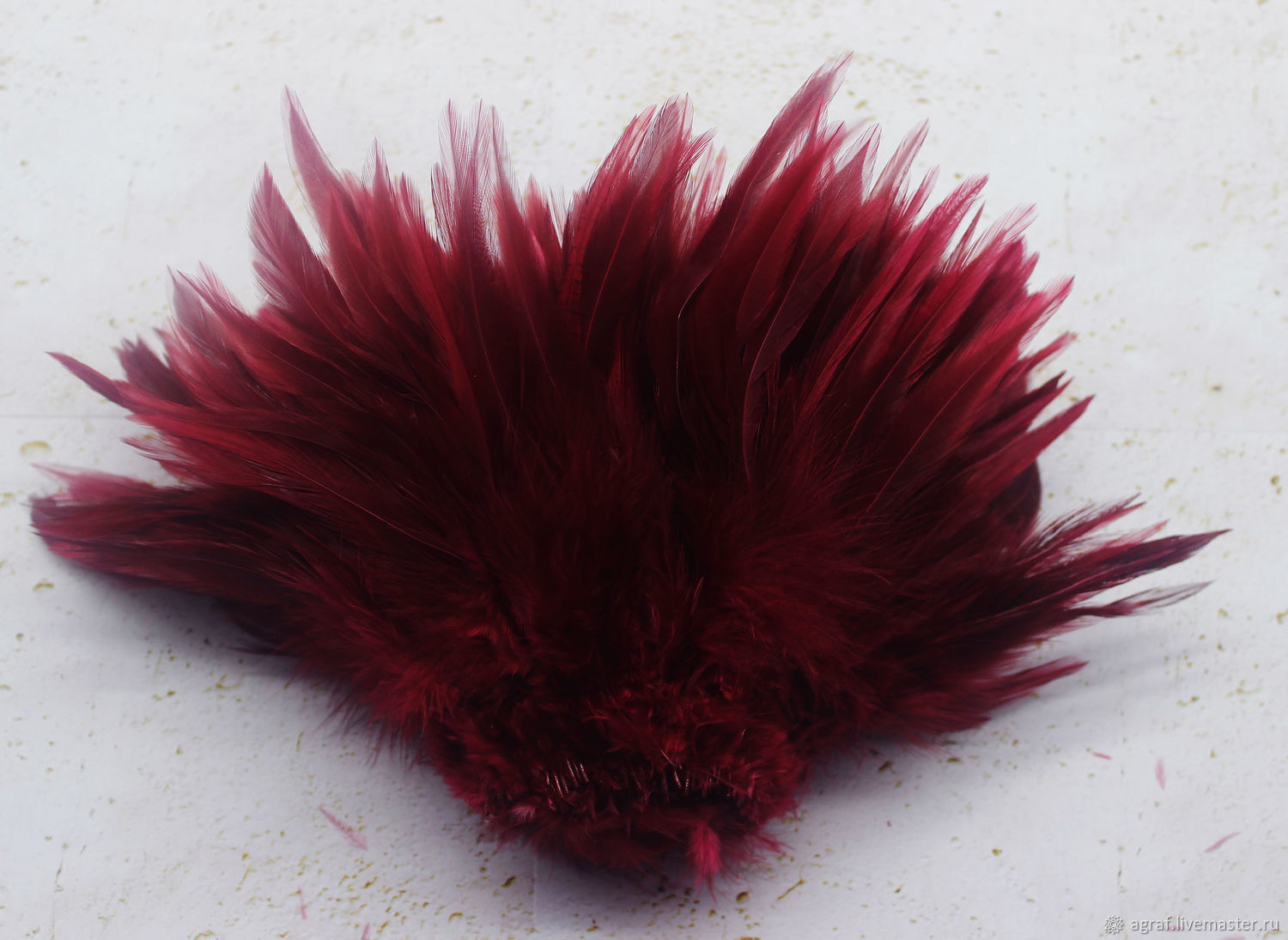 Перья темно красные