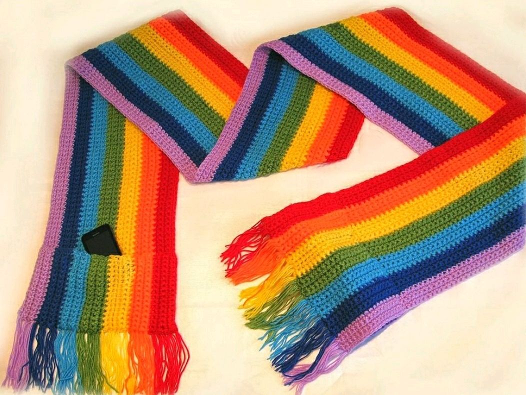 Цветной шарф. Разноцветный шарф. Радужный шарф вязаный. Шарф Радуга. Шарф полосатый разноцветный.