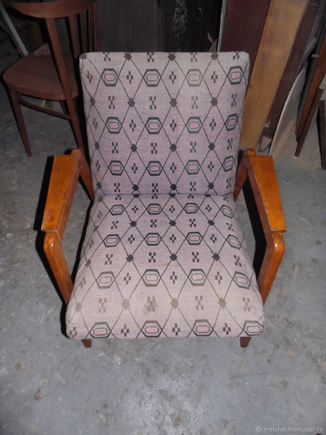 перетяжка старого кресла с деревянными подлокотниками советского образца